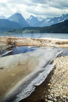 melt the ice in the ocean on a background of mountains. scenic spots