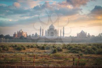 Taj Mahal . white marble mausoleum on the south bank of the Yamuna river in the Indian city of Agra, Uttar Pradesh.