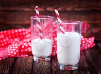 fresh milk in glasses on the wooden table