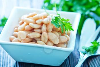 white bean in bowl and on a table