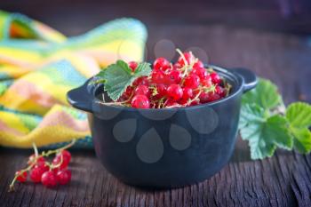 red currant in black bowl and on a table