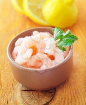 Boiled shrimps with fresh lemon