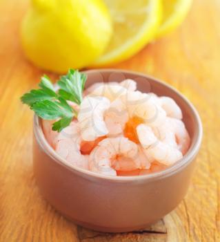 Boiled shrimps with fresh lemon