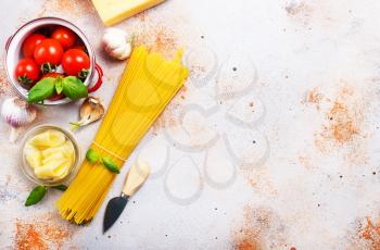 raw spaghetti with cheese and fresh tomato