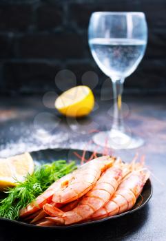 Platter of cooked shrimps with lime and parsley