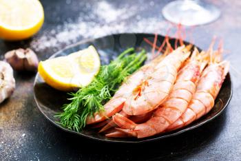 Platter of cooked shrimps with lime and parsley