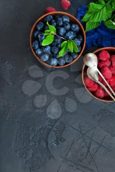 fresh raspberry and blueberry in bowl, fresh berries in bowl