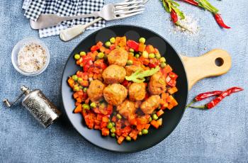 vegetables with tomato sauce and meat balls 