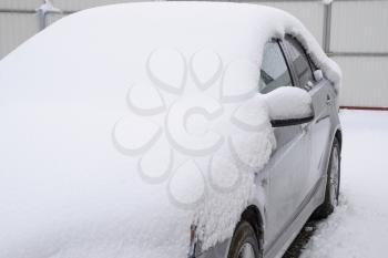 Fall asleep wet snow car. Snowfall of wet snow. Snow lying on the car.