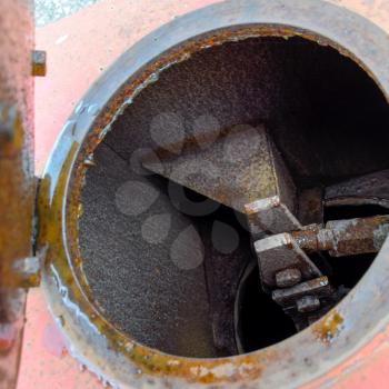 Open the hatch opening valve of the water discharge pipe