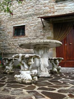 Home various flowers in pots. Design Italian courtyards around the house.