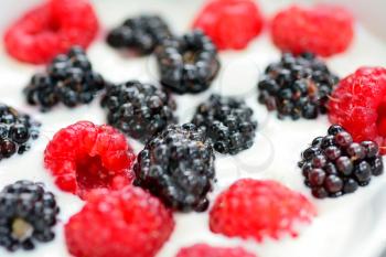Blackberry and raspberry in the white yogurt.