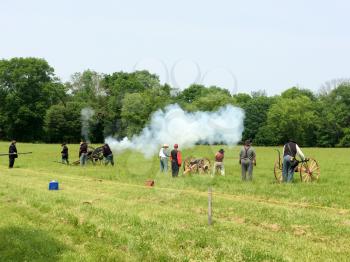 american civil war reenactment scene soldiers load fire canon