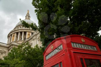 St-Paul's Cathedral and a red phone booth 