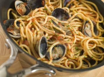 Royalty Free Photo of Spaghetti and Clams in a Pan