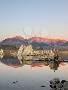  Shallow lake, a multitude of picturesque reefs Tufa.
Magically beautiful sunrise. Sunrise at Mono Lake in the crater of an ancient extinct volcano.
