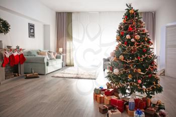 Beautiful decorated Christmas tree in cozy living room�