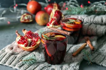 Glasses of delicious mulled wine on warm plaid�