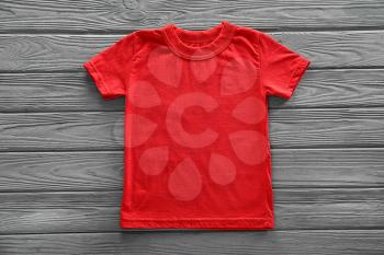 Blank red t-shirt on wooden background�