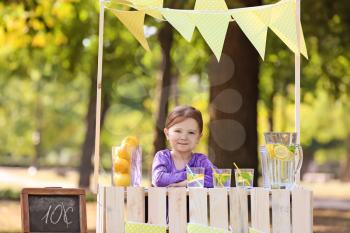 Little girl at lemonade stand in park�