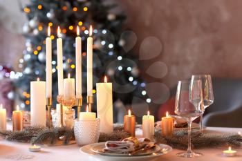 Beautiful table setting with Christmas decorations in living room�