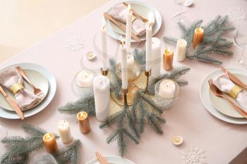 Beautiful table setting with Christmas decorations in living room�