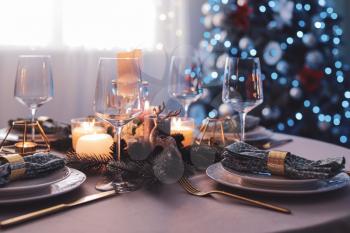 Beautiful table setting with Christmas decor in living room�