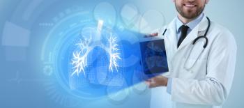 Male doctor holding tablet computer and virtual screen with picture of lungs on color background�