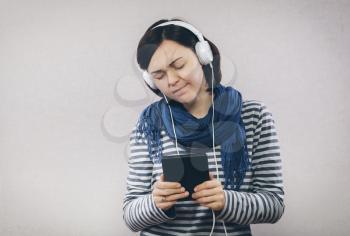 Young woman enjoying the music 