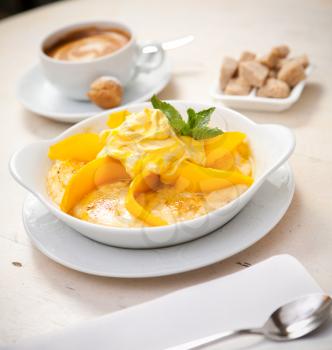 Semolina porridge with mango and whipped cream
