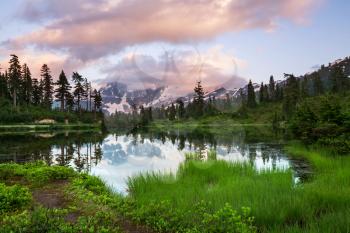  Picture Lake and Mount Shuksan,Washington
