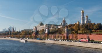 Sunny summer day moscow river bay kremlin Timelapse.