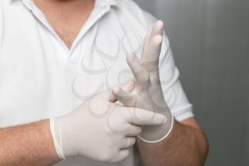 dentist puts gloves