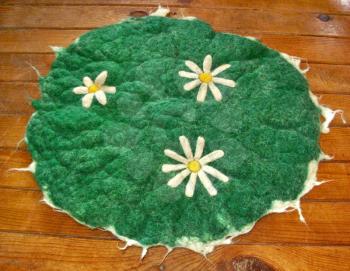 Green carpet with daisy