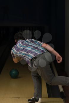 Bowler Attempts To Take Out Remaining Pins
