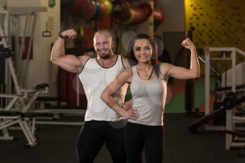 Awesome Bodybuilding Couple Showing Their Muscles And Posing In Gym