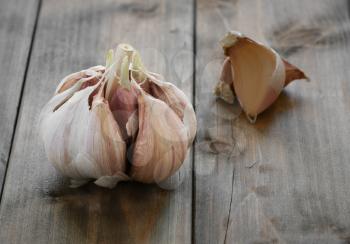 garlic in bulk on a wooden table