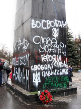 inscriptions on the pedestal of thrown monument to Lenin in Chernogov in February 22, 2014