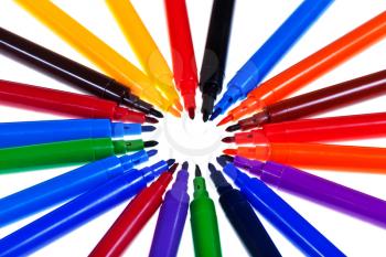 circle of multicolored felt tip pens