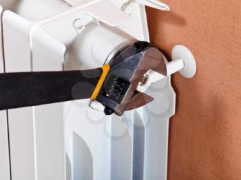 adjustable wrench and adjustment of heating radiator