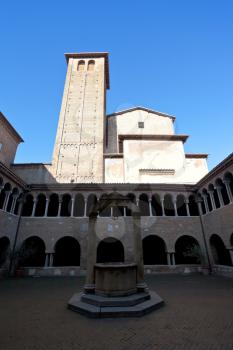 view of well and the medieval cloister in Basilica of Santo Stefano, Bologna, Italy