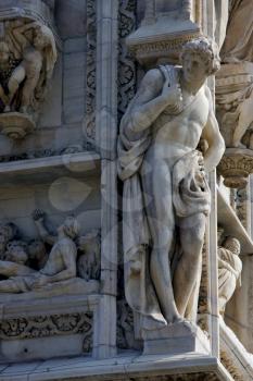 a statue of a men in the front of the duomo  church in milan italy
