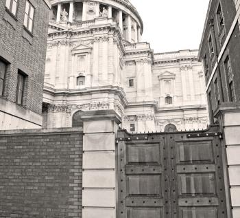 st paul cathedral in london england old construction and religion