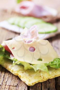Crisp bread with cheese and ham - detail