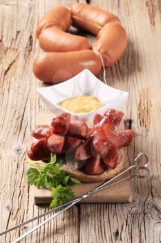 Roasted sausages with bread and mustard 