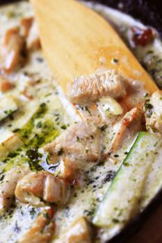 Chicken meat and courgette in cream sauce - detail