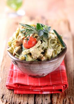 Spinach fettuccine with chicken meat, basil pesto and cream