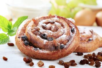 Pains aux raisins - Puff pastry swirls with raisins 