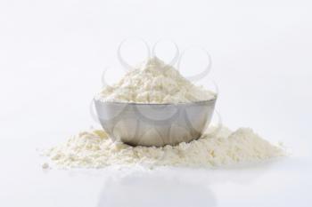 Bowl of finely ground flour suitable for cake recipes