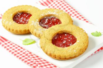 Round Linzer cookies made from whole wheat flour